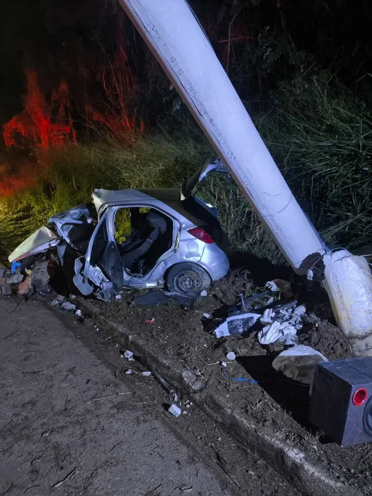 Veículo ficou completamente destruído após a colisão contra o poste