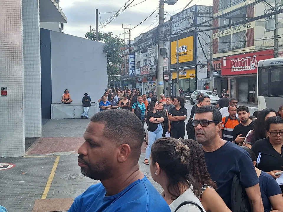 Trabalhadores enfrentam horas de fila em sindicato de São Gonçalo