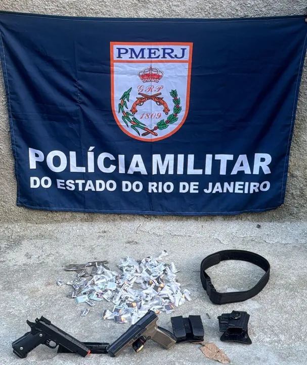 Uma arma e uma imitação de arma foram apreendidas
