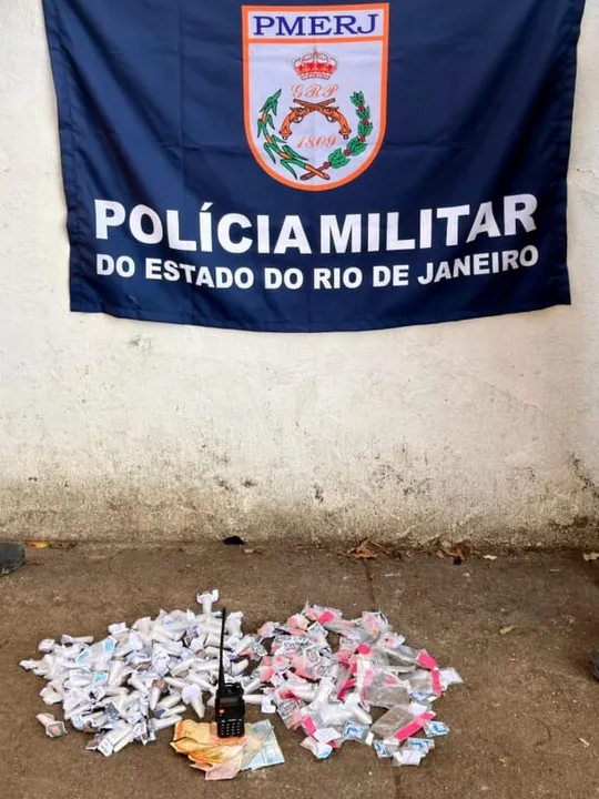 Foram apreendidos 143 pinos de cocaína, 30 pedras de crack, 13 unidades de maconha e 12 de ice, além de R$ 120