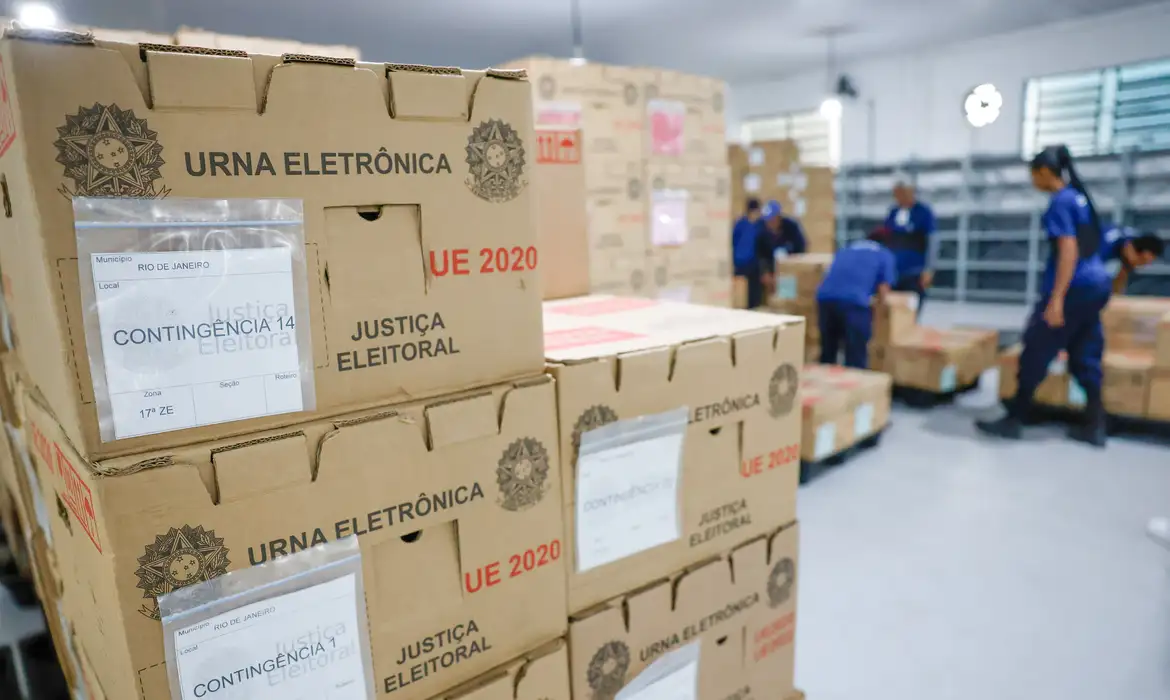Além disso, antes do início da votação, os voluntários que trabalharão nas sessões deverão emitir a zerézima de cada urna, atestando que os equipamentos também não têm nenhum voto registrado