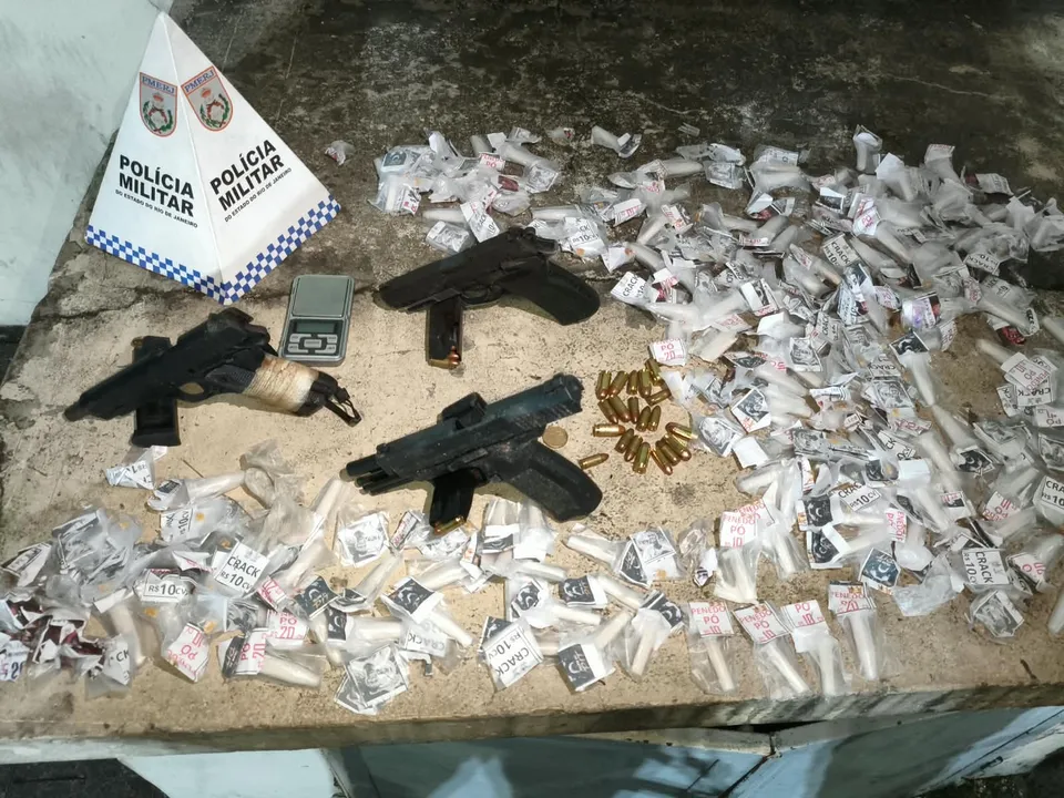 Drogas e armas apreendidas durante ação da PM