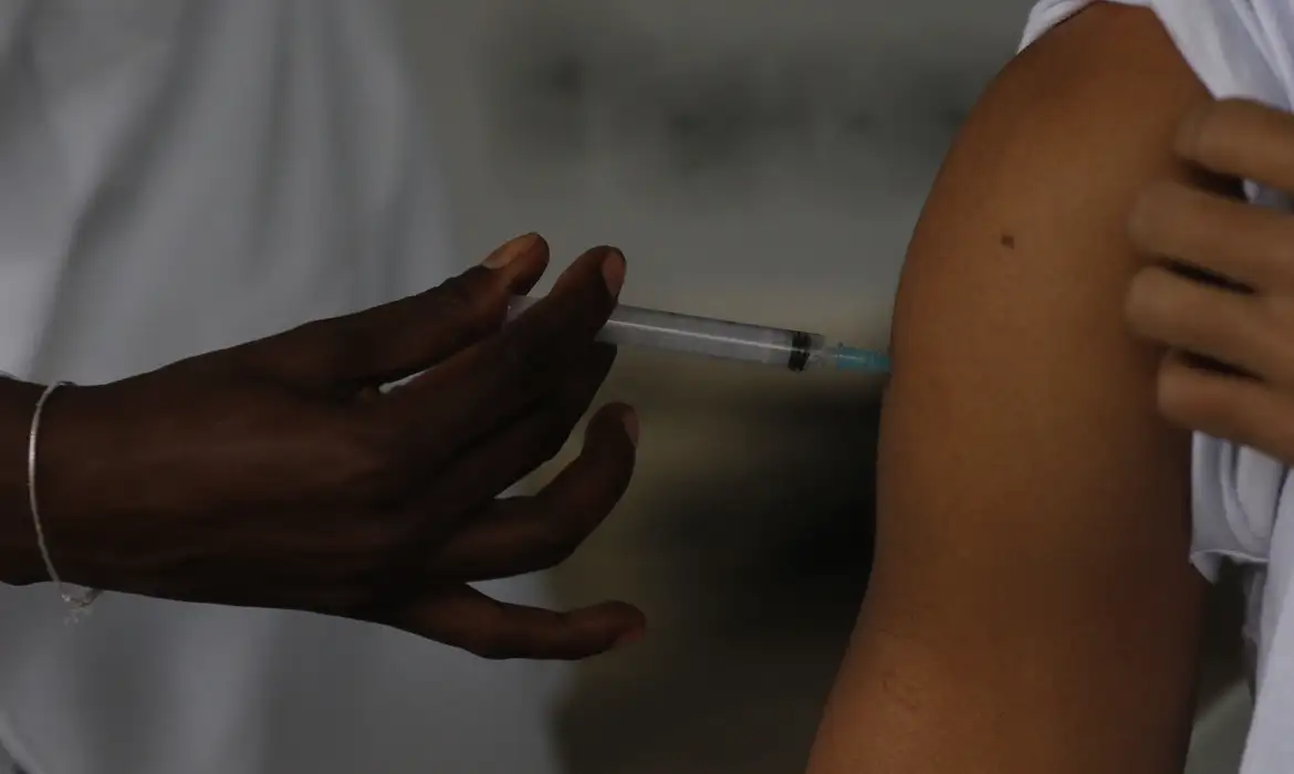 Vacina contra HPV: jovens de 15 a 19 anos têm até dezembro para se imunizar