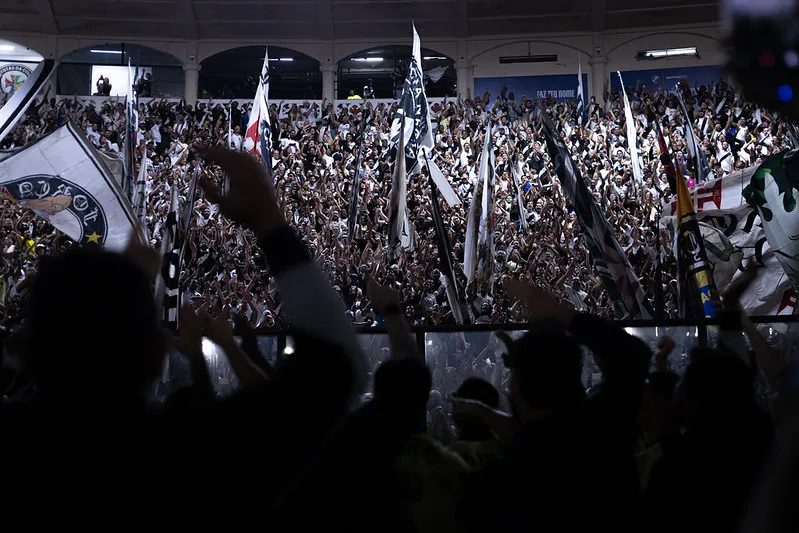 Torcida do Vasco estará presente na Bombonera para duelo contra o Boca Juniors, na terça (13)