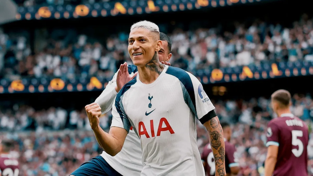 Jogador Richarlisson já deu aval para sair do Tottenham e quer vestir a camisa do Vasco ainda nessa temporada brasileira