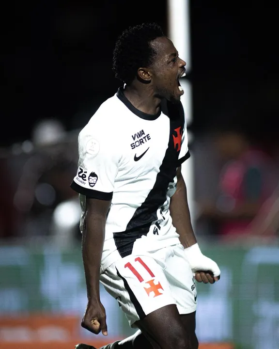 Andrés Gómez foi o herói da classificação vascaína, marcando um gol no Rio e outro em Salvador