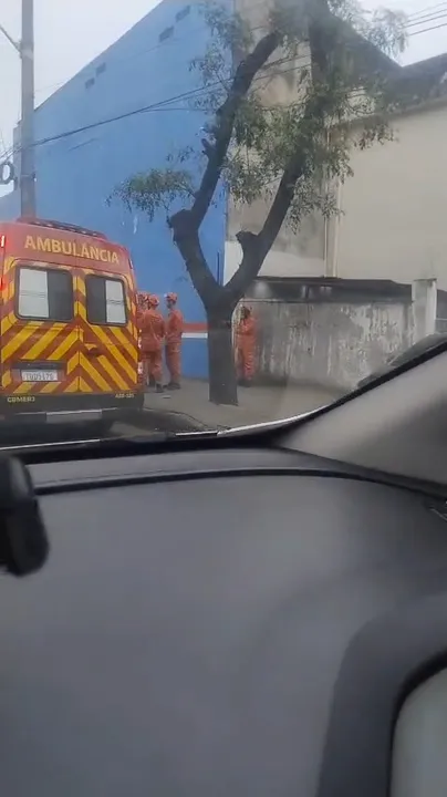 Os bombeiros foram acionados para socorrer duas vítimas de colisão