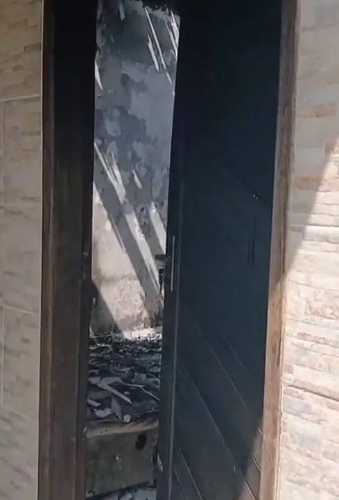 O incêndio deixou um rastro de destruição no imóvel, no bairro de Maria Paula, em São Gonçalo