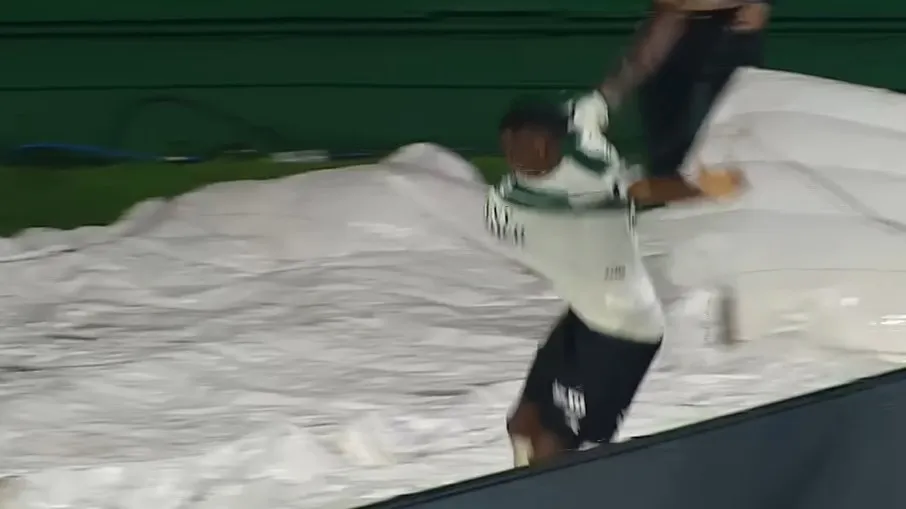 Zagueiro do Coritiba comemora gol, cai em túnel do estádio e ainda vê lance ser anulado