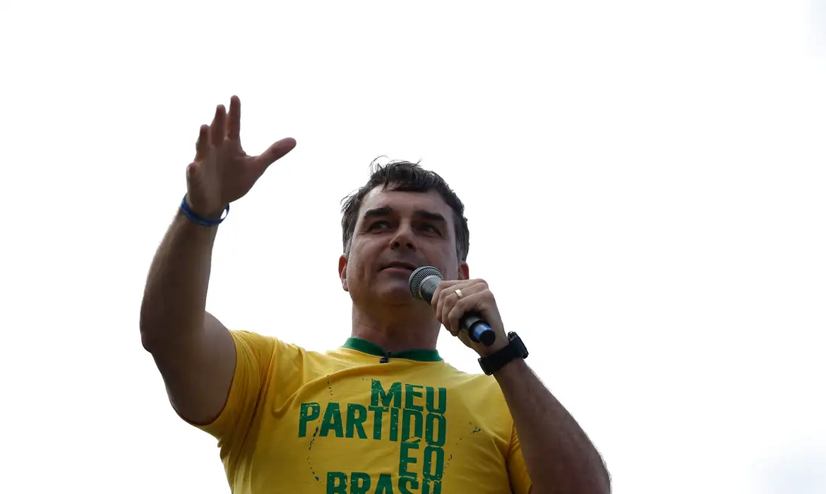 Nenhuma autoridade oficial do Brasil ou dos EUA confirma saída de Flávio do país