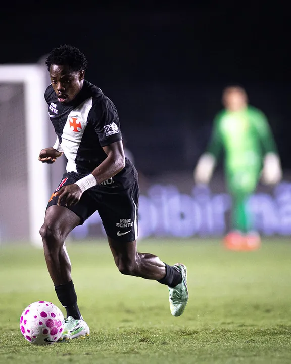 O jogador vem atuando com essas dores há um tempo por ser considerado uma peça importante para a equipe. Ele treina com os demais atletas normalmente