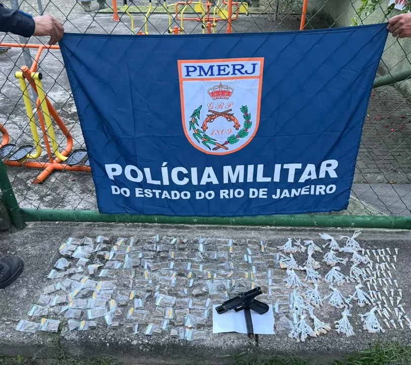 Na abordagem, os agentes apreenderam uma pistola Glock G17, com carregador alongado contendo 32 munições, além de 133 trouxinhas de maconha, 56 cápsulas de cocaína e 198 pedras de crack