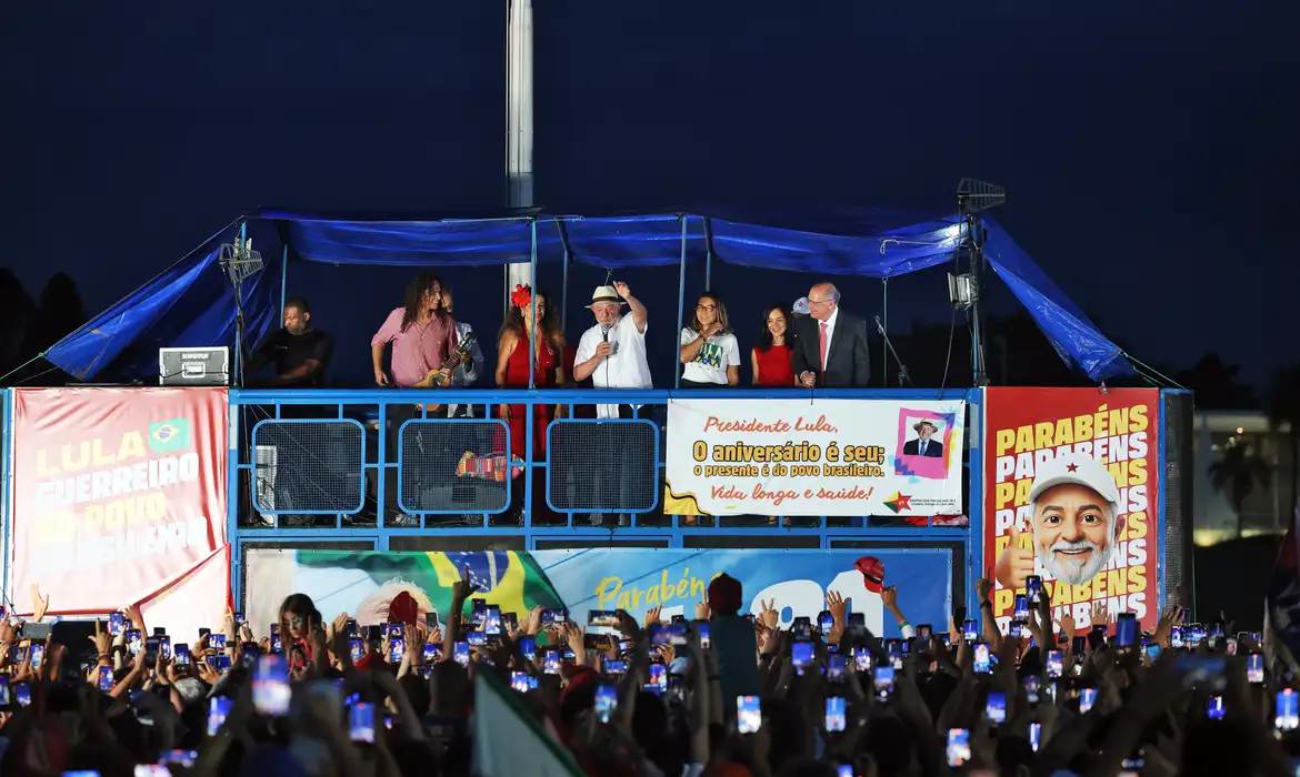 Lula recebeu apoiadores que foram celebrar seu aniversário de 81 anos na frente do Palácio da Alvorada. Lá, cortou bolo e discursou