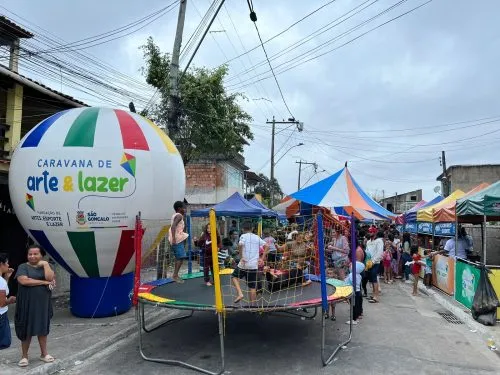 Os pequenos poderão aproveitar cama elástica, escorrega inflável, guerra de canudos, oficinas, jogos de tabuleiros, contato com personagens vivos e muita música