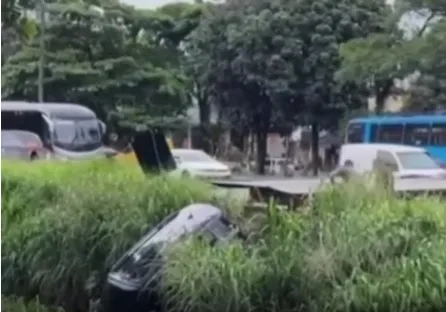 Carro fica pendurado em vegetação e quase caí em canal na RJ-106
