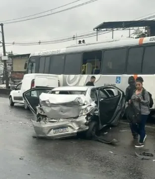O engavetamento envolveu 22 veículos e deixou dez pessoas feridas e um motorista de ônibus morto