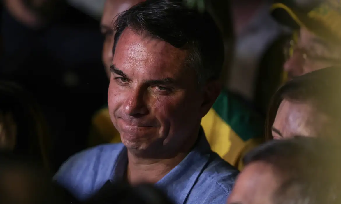 Os posicionamentos se tornaram mais enfáticos após a fuga para os Estados Unidos e a divulgação da carta golpista, na qual Flávio chegou a se autoproclamar presidente eleito, líder do Brasil e da oposição