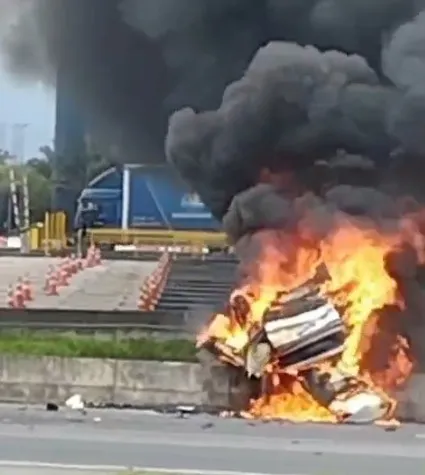 Carro foi tomado pelas chamas