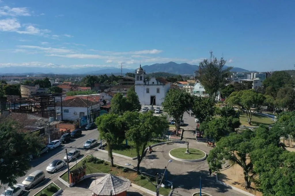 O reajuste proposto contempla os servidores efetivos de diferentes áreas da administração municipal, incluindo os professores da rede pública de ensino