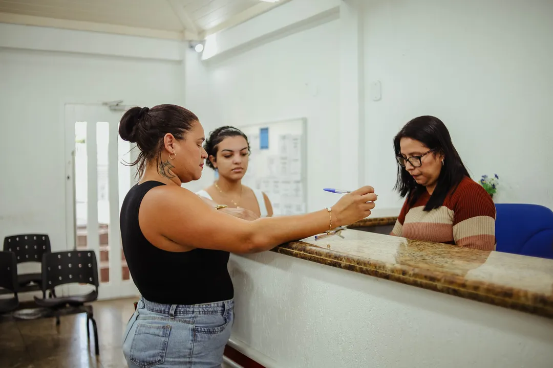 As colocações abrangem oportunidades nos setores de comércio, logística, serviços, alimentação e indústria, com postos de trabalho situados no Centro, Itaipuaçu, Inoã, São José do Imbassaí, Araçatiba e Parque Nanci