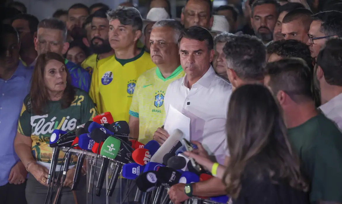 A decisão está em segredo de justiça e foi tornada pública pelo senador em suas redes sociais