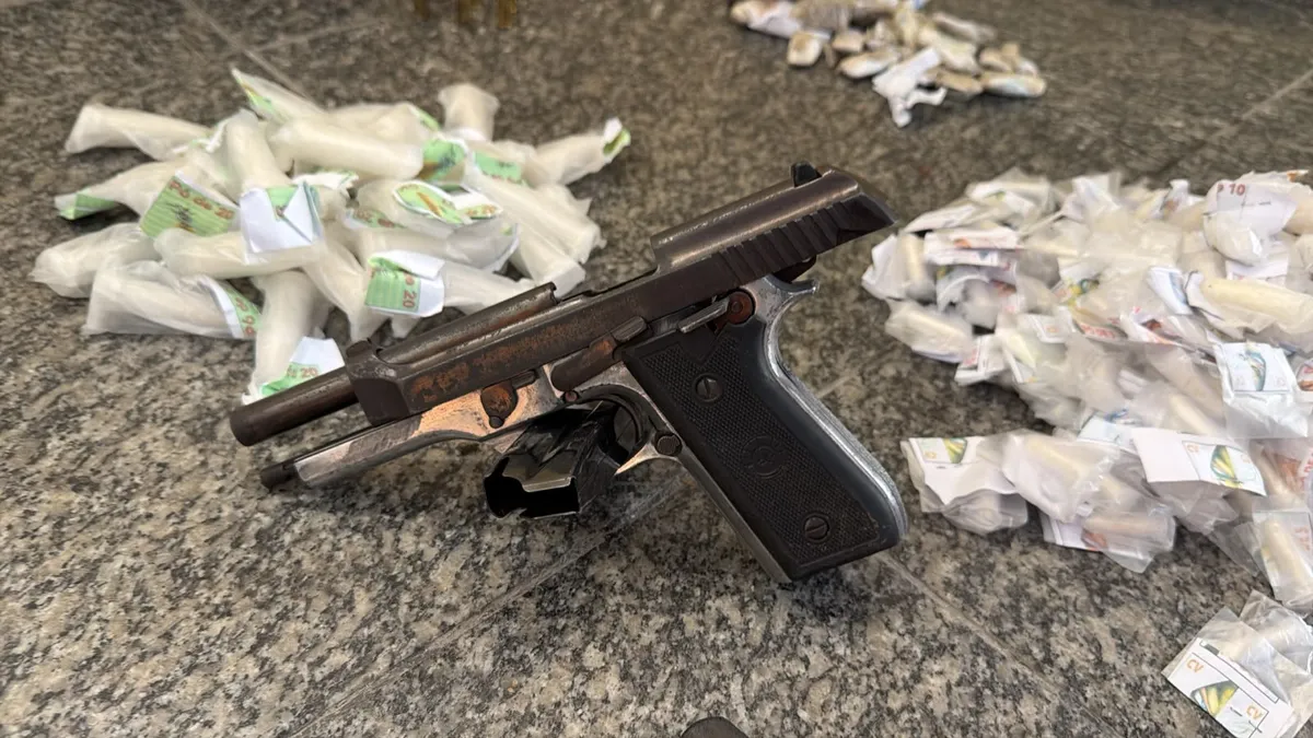 Ao chegarem ao endereço, os policiais encontraram um grupo de jovens vendendo drogas