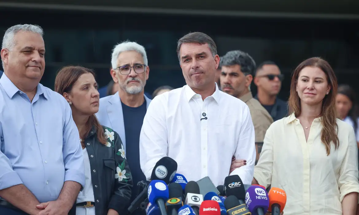 Na terça (27), porém, Flávio fugiu pela fronteira com a Argentina, violando a proibição de deixar o país