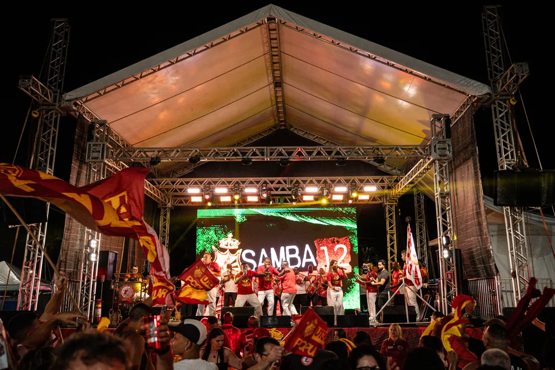 A atividade reúne a bateria, os cantores e os integrantes da escola para treinar o samba-enredo e o ritmo de cada ala