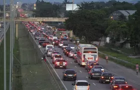 Acidente na BR-101 dificulta a chegada à cidade do Rio nesta terça (4)