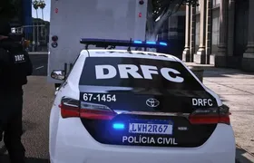 Carga de desodorantes e cinco veículos roubados são recuperados em comunidade