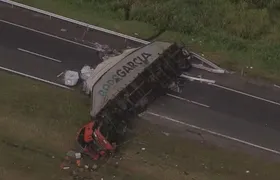 Carreta com ácido tomba no Arco Metropolitano