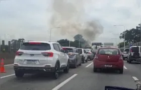 Carro de passeio pega fogo e 'dá nó' no trânsito na Ponte Rio-Niterói (vídeo)