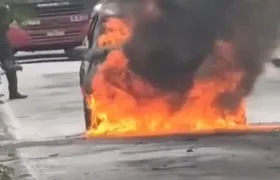 Carro pega fogo e causa complicações no trânsito em uma das principais vias de Niterói