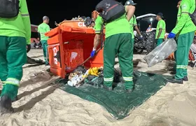 Clin monta operação especial de limpeza da Praia de Icaraí após evento de três dias