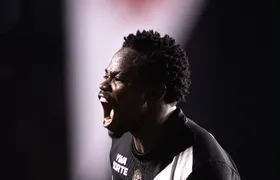 Com um a menos, Vasco vence o Vitória e abre vantagem nas quartas da Copa do Brasil