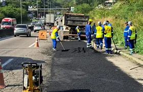 DER retoma serviço de reparo no pavimento da RJ-104