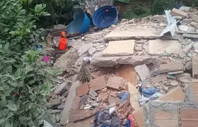 Desabamento de casa deixa duas pessoas em estado grave em Niterói