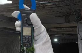 Enel remove 'gatos' de energia em quiosques de Niterói