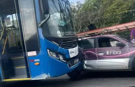 Engavetamento entre ônibus e carros complica trânsito em viaduto de Niterói