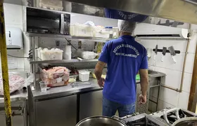 Fiscalização descarta mais de 14kg de alimentos impróprios em restaurantes da Barra da Tijuca