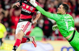 Flamengo é dominado, acha gol no fim e avança na Libertadores