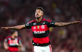 Flamengo vence o Vitória e aumenta chances de título no Brasileirão