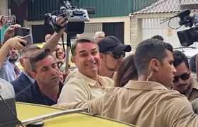 Flávio Bolsonaro lidera disputa pela Presidência com 31,90% das urnas apuradas