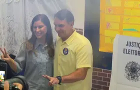 Flávio Bolsonaro votou no início da manhã na Zona Norte do RJ