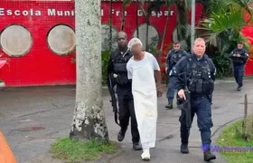 Homem tenta fugir da PM se disfarçando de merendeiro dentro de escola no Rio