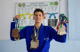 Jovem lutador de São Gonçalo vende doces para competir no jiu-jitsu