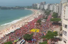 Lula marca presença em ato em Copacabana neste sábado (24)