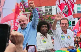 Lula participa de ato no Centro de São Gonçalo ao lado de Paes, Benedita e Pedro Paulo