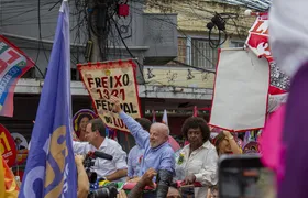 Lula participa de ato político e reúne multidão no Centro de São Gonçalo