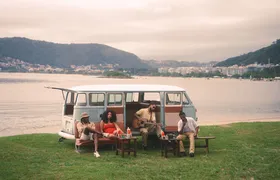 Madu, DK e Pelé Milflows lançam 'Coisas do Coração', gravado na Praia de Charitas, Niterói